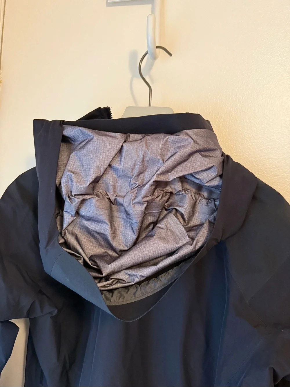 Arc'teryx Women’s Beta AR GORETEX PRO Size Small with Drop Hood Waterproof - Picture 5 of 7